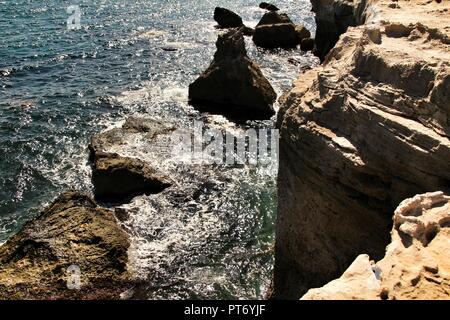 Cliff von versteinerten Dünen in Los Escullos Strand in Cabo de Gata, Almeria, Spanien Stockfoto