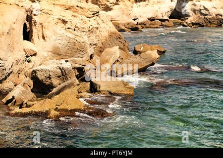 Cliff von versteinerten Dünen in Los Escullos Strand in Cabo de Gata, Almeria, Spanien Stockfoto