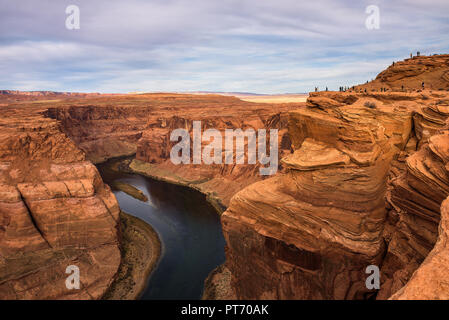 Touristen am Rande der Horseshoe Bend in Arizona Stockfoto