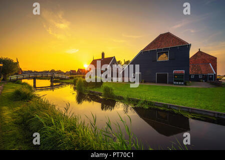 Sonnenuntergang über dem Dorf Zaanse Schans in den Niederlanden Stockfoto