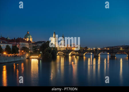 Karlsbrücke in Prag bei Nacht Stockfoto