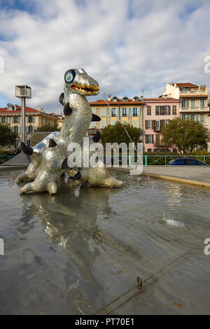 Loch Ness Monster Skulptur und Brunnen von Niki De Saint vor dem Museum für Moderne und Zeitgenössische Kunst (MAMAC) in Nizza, Frankreich Stockfoto