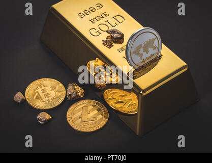 Gold Bar und cryptocurrency auf schwarzem Hintergrund Stockfoto
