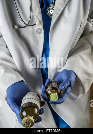 Arzt hat in seinen Händen ZICA virus Impfstoffen in einem Krankenhaus, konzeptionelle Bild Stockfoto