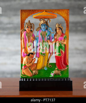 Kleine Formstoff, eigenständige Ram Darbar Skulptur, einem hinduistischen religiösen Artefakt mit Sri Ram, Sita, Lakshman und Hanuman, der Affengott. Ramayana, Stockfoto