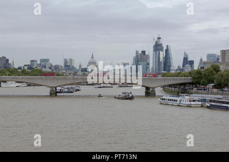 Waterloo Bridge, Thames Embankment, London, UK. 08. September 2018. UK. Waterloo Bridge durch das Nationale Theater an der Themse. Stockfoto