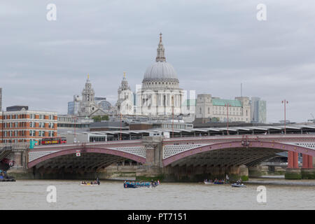 Gig Racers, Blackfriars Bridge, Themse, London, UK. 08. September 2018. UK. Gig Racers in ein Rennen auf der Themse konkurrierenden Stockfoto