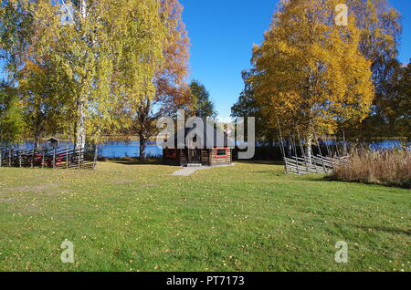 Schöne Herbstfarben in die Wälder und Seen rund um ländlichen Schweden. Stockfoto