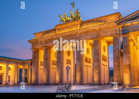 Das Brandenburger Tor ist ein aus dem 18. Jahrhundert neoklassischen Wahrzeichen Denkmal für die westlich von Pariser Platz im westlichen Teil Berlins. Stockfoto