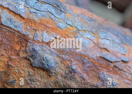 Nahaufnahme von dickem Rost an sehr belastbaren Festmacherketten. Abstrakte rostige Metallstruktur. Für Korrosion, Schwachstelle, Schwachstelle, Schwäche. Stockfoto