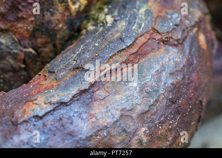 Nahaufnahme von dickem Rost an sehr belastbaren Festmacherketten. Abstrakte rostige Metallstruktur. Für Korrosion, Schwachstelle, Schwachstelle, Schwäche. Stockfoto