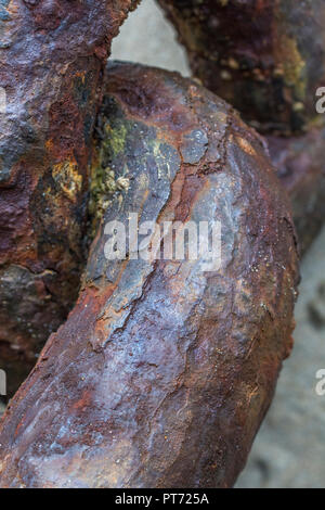 Dicke rost Verkrustung auf sehr heavy duty Liegeplatz Kette. Rost ist eine Form von Eisenoxid. Metapher für Korrosion, schwache Verbindung, Schwäche, Schwäche. Stockfoto