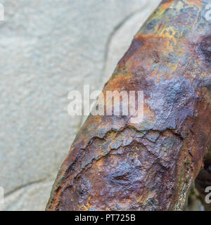 Dicke rost Verkrustung auf sehr heavy duty Liegeplatz Kette. Rost ist eine Form von Eisenoxid. Metapher für Korrosion, schwache Verbindung, Schwäche, Schwäche. Stockfoto