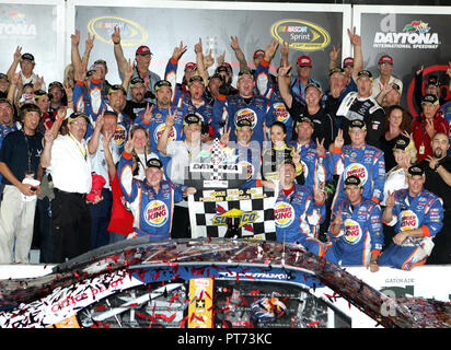 Tony Stewart feiert den Gewinn der NASCAR Coke Zero 400 auf dem Daytona International Speedway in Daytona Beach, Florida am 4. Juli 2009. Stockfoto