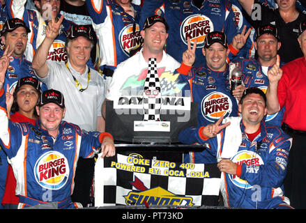 Tony Stewart feiert den Gewinn der NASCAR Coke Zero 400 auf dem Daytona International Speedway in Daytona Beach, Florida am 4. Juli 2009. Stockfoto