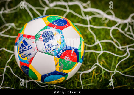 Moskau, Russland, 7. Oktober 2018: Adidas UEFA Nationen Liga, der offizielle Spielball Segelflugzeug auf dem Gras, getönt Stockfoto