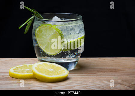 Erfrischendes Getränk mit Zitrone und Limette Stockfoto