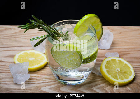 Erfrischendes Getränk mit Zitrone und Limette Stockfoto