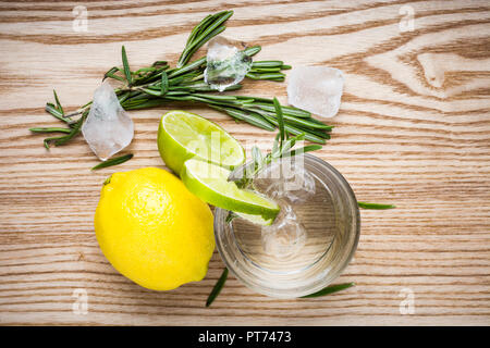 Erfrischendes Getränk mit Zitrone und Limette Stockfoto