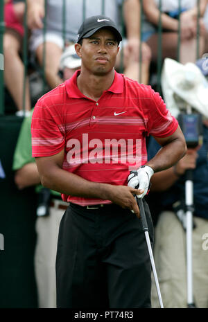 Tiger Woods zweigt weg auf der 1. Bohrung in der Endrunde der Weltgolf-Meisterschaften-Ca Championship in Doral Resort und Spa in Doral, Florida am 23. März 2008. Holz ist 12 unter Par nach 11 Löchern an der Pendelaufhängung letzte Runde. Holz hat die letzten 5 PGA Tour Events gewonnen. Stockfoto