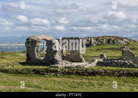 St Dwynwen's Church auf der Insel Anglesey aus Whitby Llanddwyn Beach Stockfoto