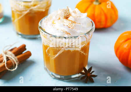 Pumpkin Spice Latte, Kaffee, Milchshake oder Smoothie mit Schlagsahne und Zimt, Fallen Trinken Stockfoto