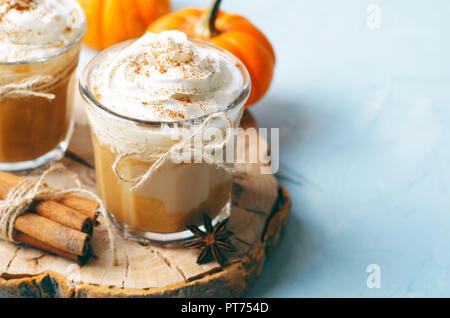 Pumpkin Spice Latte, Kaffee, Milchshake oder Smoothie mit Schlagsahne und Zimt, Fallen Trinken Stockfoto