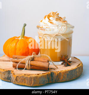 Pumpkin Spice Latte, Kaffee, Milchshake oder Smoothie mit Schlagsahne und Zimt, Fallen Trinken Stockfoto