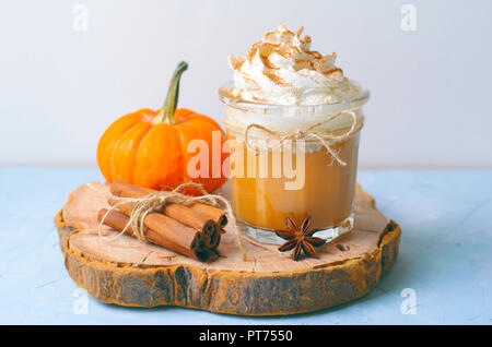 Pumpkin Spice Latte, Kaffee, Milchshake oder Smoothie mit Schlagsahne und Zimt, Fallen Trinken Stockfoto