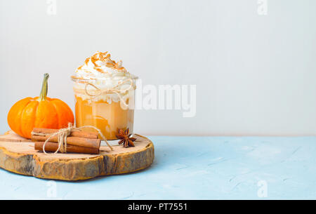Pumpkin Spice Latte, Kaffee, Milchshake oder Smoothie mit Schlagsahne und Zimt, Fallen Trinken Stockfoto