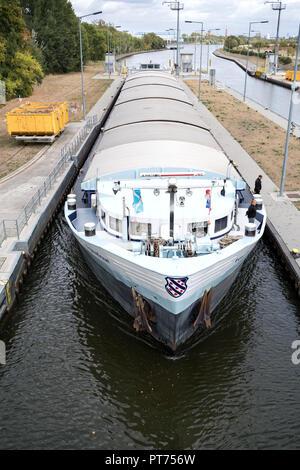 Inland General Cargo Schiff AQUADRAAT Eingabe der Main Sperrung der Schleuse Eddersheim westlich von Frankfurt Stockfoto