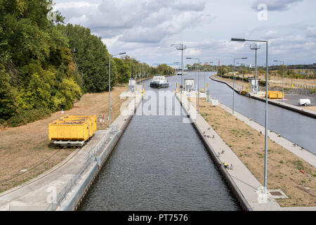 Inland General Cargo Schiff AQUADRAAT Eingabe der Main Sperrung der Schleuse Eddersheim westlich von Frankfurt Stockfoto