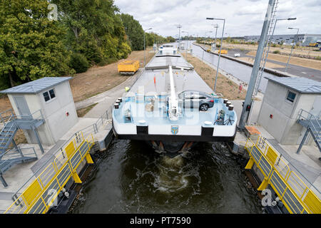 Inland General Cargo Schiff PRETORIA in die Main Sperrung der Schleuse Eddersheim westlich von Frankfurt Stockfoto