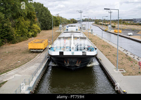 Inland General Cargo Schiff PRETORIA in die Main Sperrung der Schleuse Eddersheim westlich von Frankfurt Stockfoto