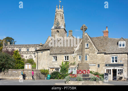 Marktplatz mit Holy Trinity Church, Minchinhampton, Gloucestershire, England, Vereinigtes Königreich Stockfoto