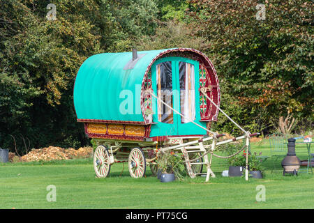 Gypsy Caravan auf sieben Hektar Glamping Ort, in der Nähe von Stroud, Gloucestershire, England, Vereinigtes Königreich Stockfoto