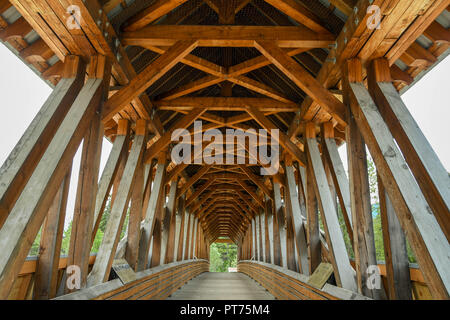 GOLDEN, BRITISH COLUMBIA, KANADA - JUNI 2018: Innenansicht der Holzkonstruktion der Kicking Horse Fußgängerbrücke über den Fluss Stockfoto