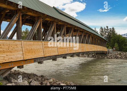 GOLDEN, BRITISH COLUMBIA, KANADA - JUNI 2018: Der Kicking Horse Fußgängerbrücke über den Fluss gleichen Namens in Golden, BC. Stockfoto