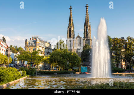 Baden-Baden, in den Schwarzwald, Wasser Brunnen auf dem Augustaplatz, Evangelische Stadtkirche, Stockfoto