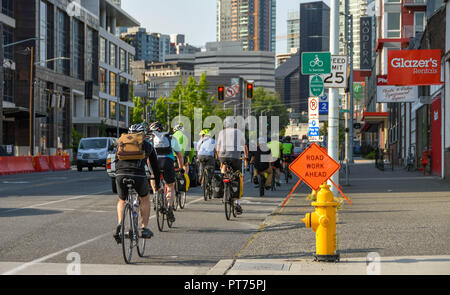 SEATTLE, Washington State, USA - JUNI 2018: die Gruppe der Pendler Radfahren auf einer Straße in der Innenstadt von Seattle zu arbeiten. Stockfoto