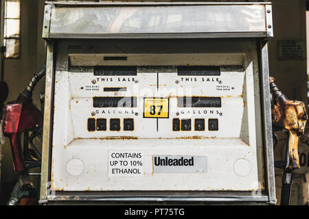 Alt und dreckig gas Pumpe oder Kraftstoff dispenser Armaturenbrett mit Düsen, USA. Stockfoto