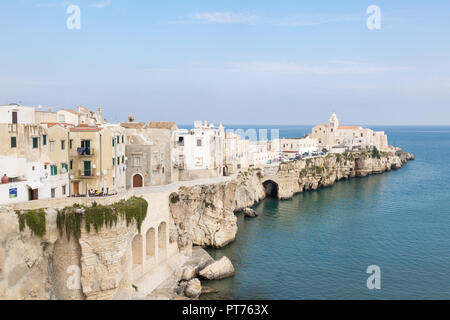 Waterfront von Vieste mit der Kirche San Francesco in Gargano, Apulien, Italien Stockfoto