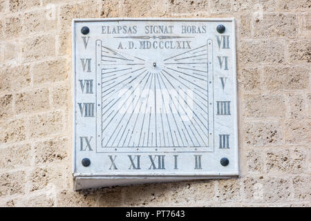 Gebrochene squared Stein sun Zifferblatt mit römischen Zahlen auf die Kathedrale in Foggia, Apulien, Italien Stockfoto