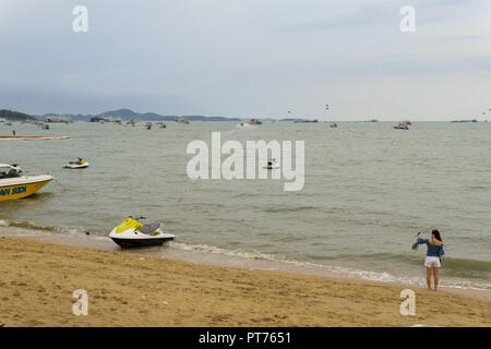 PATTAYA, THAILAND - APRIL 29,2018: Der Strand Touristen entspannen und schwimmen und Boote mieten für Ausflüge. Einige Thais Souvenirs, Essen und Getränke zu verkaufen. Stockfoto