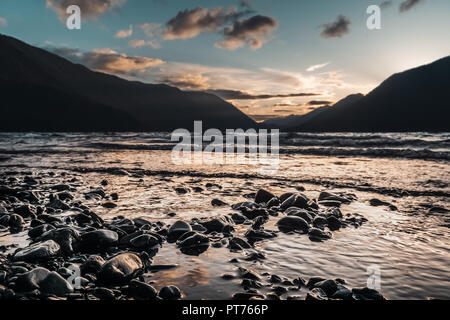 Lake Crescent Ufer mit Steinen bei Sonnenuntergang, oder Halbinsel Olympic National Park, Washington State, USA. Stockfoto