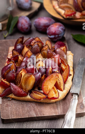 Deutsche pflaumenkuchen Slicesd Stockfoto