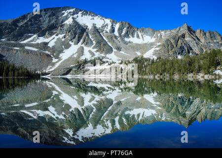 der torrey-Berg spiegelt sich im torrey-See in den Pionierbergen bei polaris, montana Stockfoto