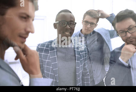 Hinter dem Glas. das Business Team denkt an Ideen für ein neues Projekt. Stockfoto
