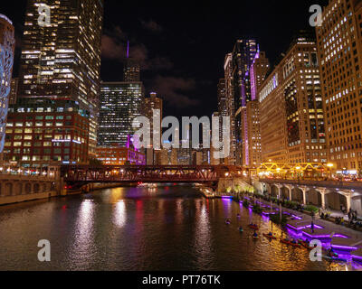 Chicago River Nacht Blick Osten von Franklin Street Bridge. Kajakfahrer auf der rechten Seite. Stockfoto