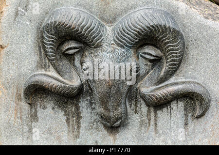 Ram-Gesicht als Teil der Stein & Mann Skulptur, Qaqortoq, Grönland Stockfoto